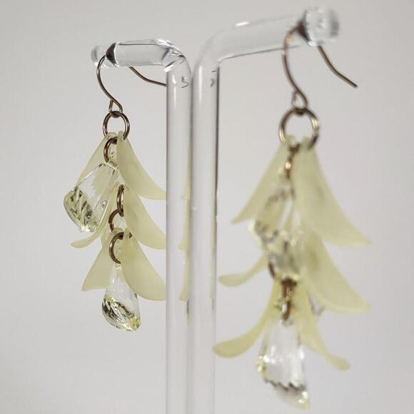 Light green acrylic petal dangle - Picture 5 of 6